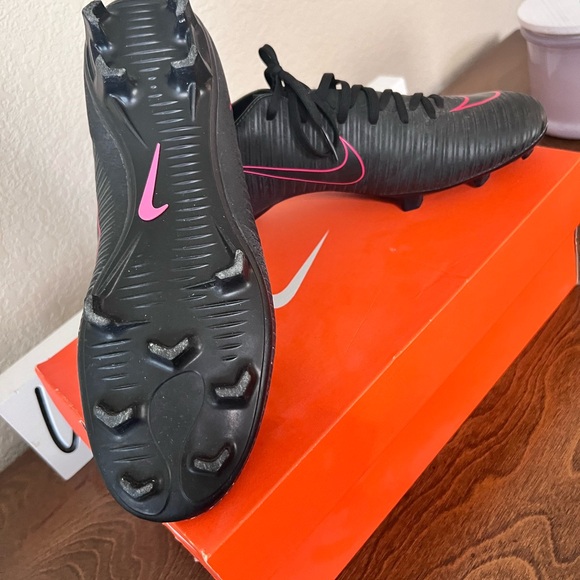 Woman’s Nike Cleats - Picture 2 of 8